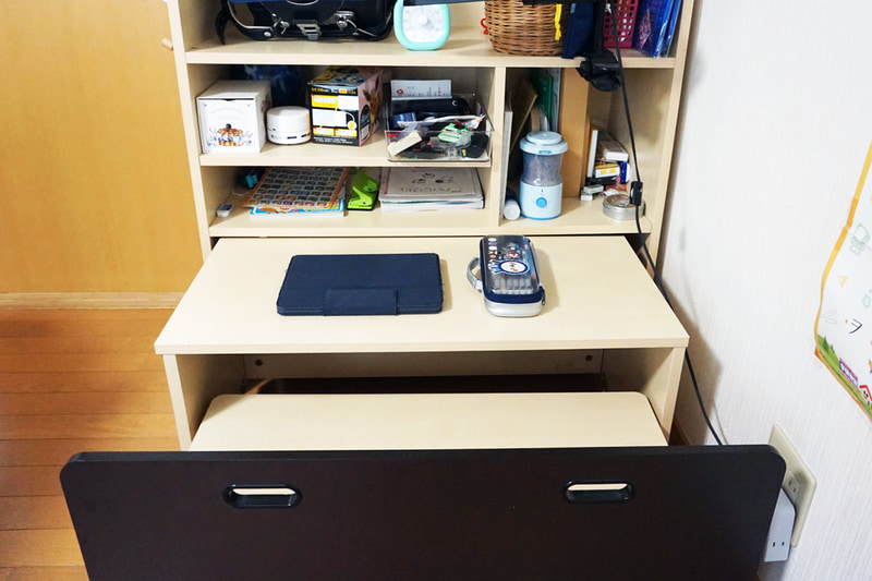収納とベンチがセットになった机。今は小1の次男がここで宿題をしている