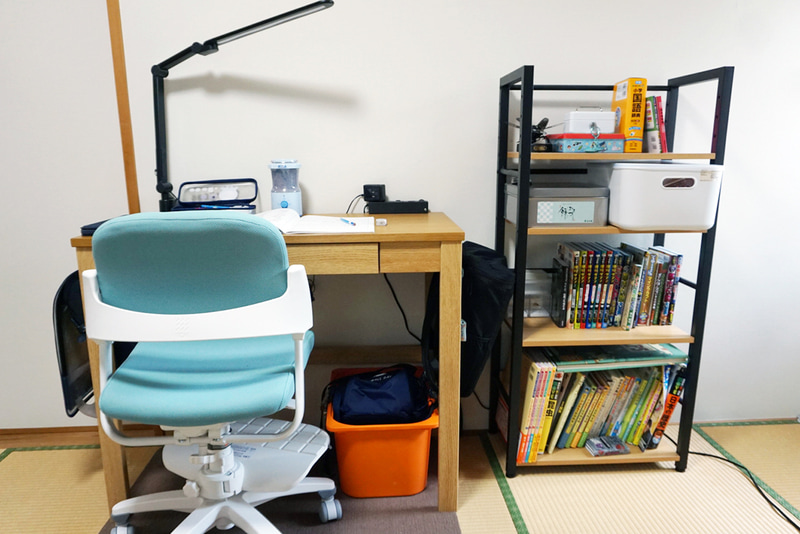 和室After：軽さ重視のシンプルな机に、イトーキの学習椅子。電気スタンドと充電器、隣には教科書を収納するラックを設置