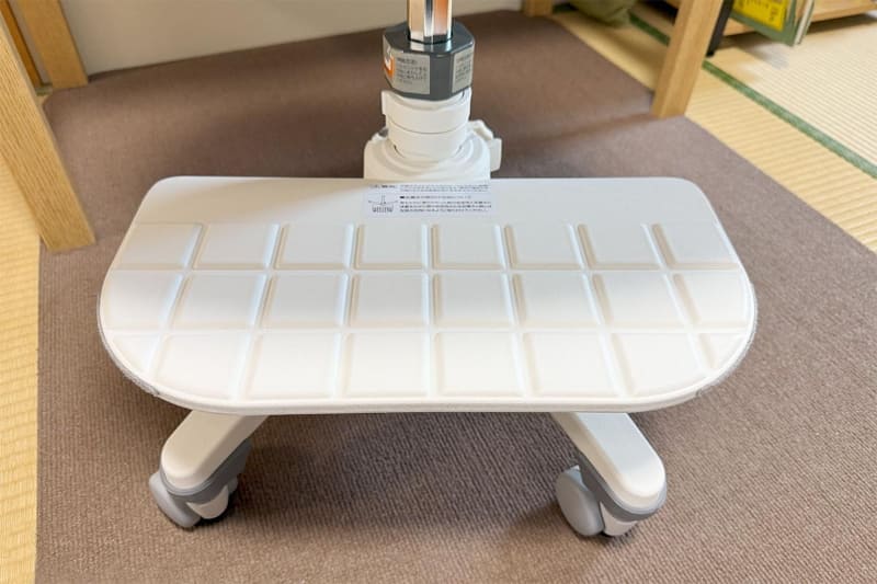 エンボス加工の滑り止めが施された「足置きステップ」