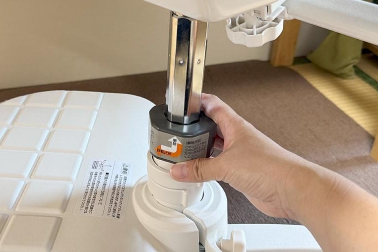 椅子の支柱にある「座面ロック機能」で、回転ロックと可動を切り替えられる