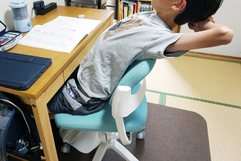 姿勢サポートとリラックス機能を兼ね備えたイトーキの学習椅子「KS32」