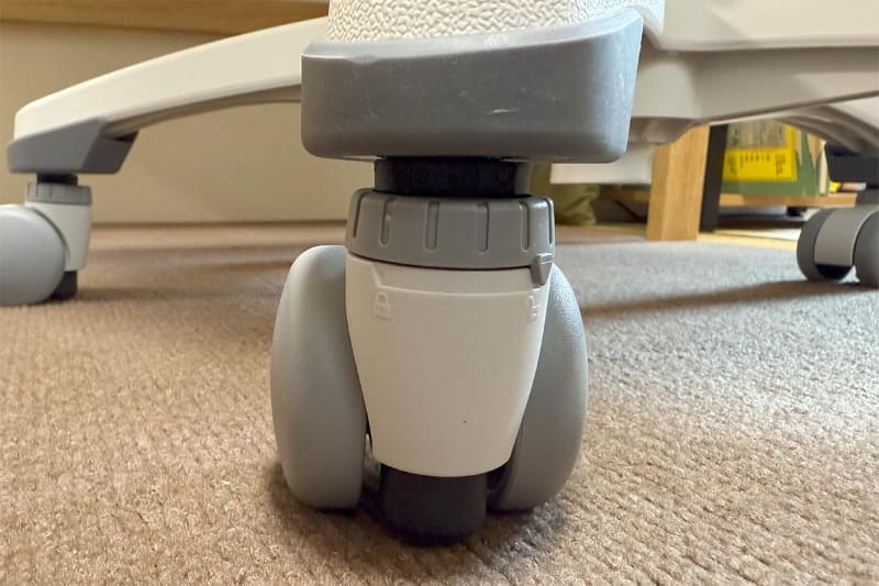 座るだけでロックがかかる、「荷重ロック」機能も便利