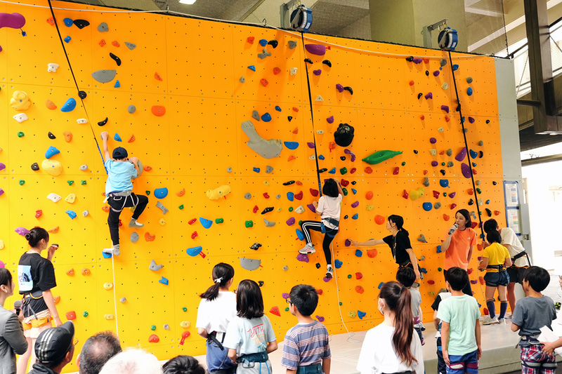 ボルダリングを体験する区内の小中学生
