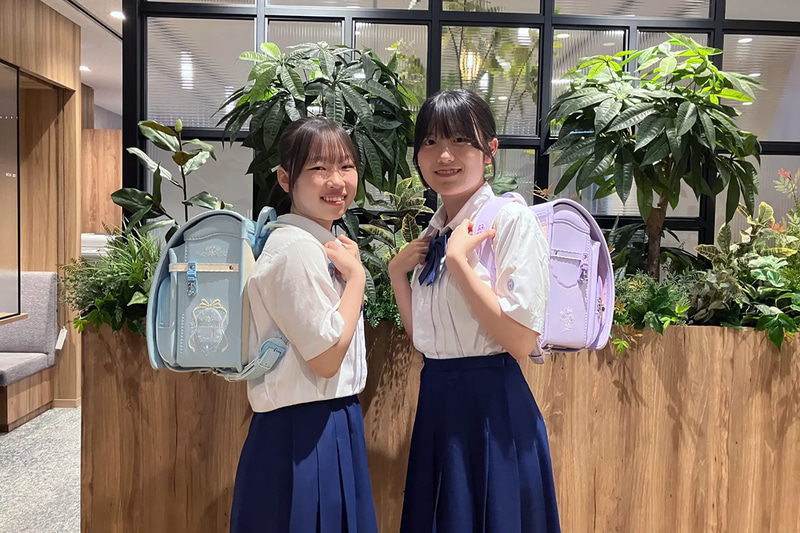 ランドセルを背負う四天王寺高校の生徒たち