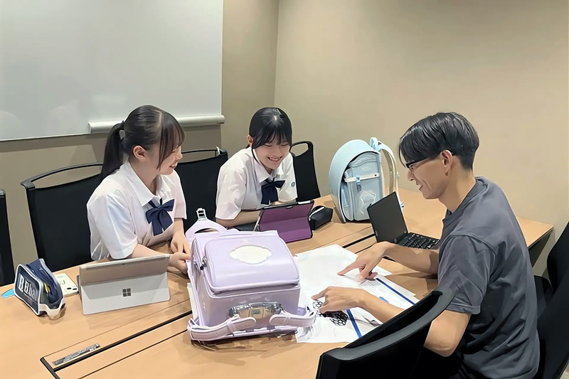 四天王寺高校の生徒とセイバン担当者との打ち合わせの様子