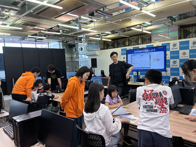 世界遺産について調べる子供たち