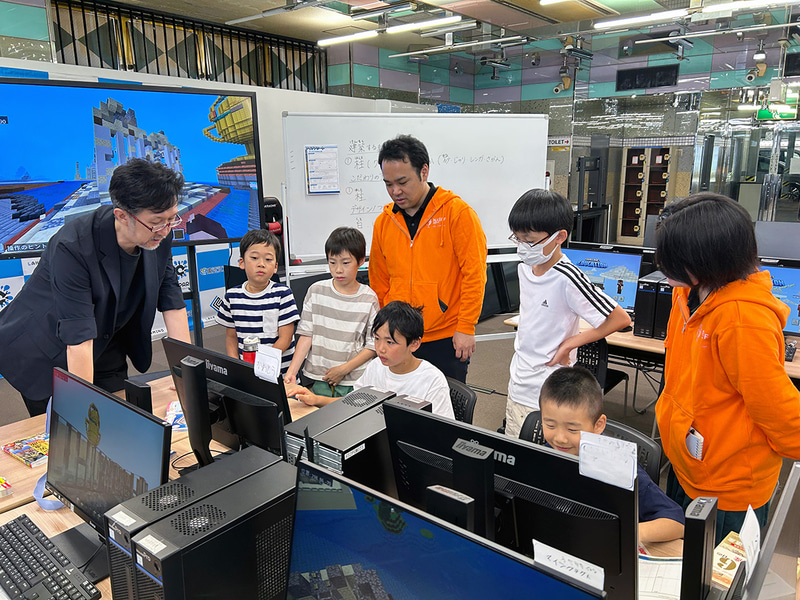 子供たちにアドバイスするタツナミ氏