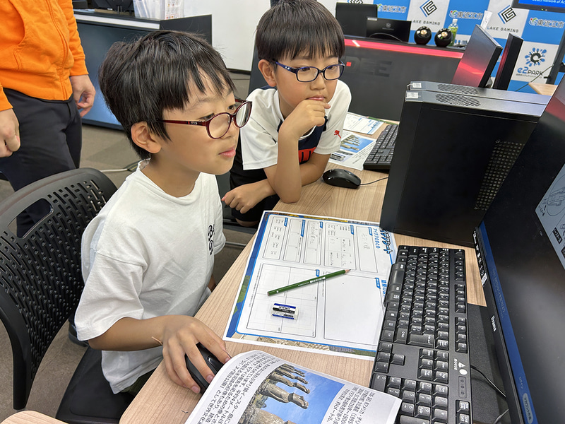 設計図を元に建築を進める子供たち