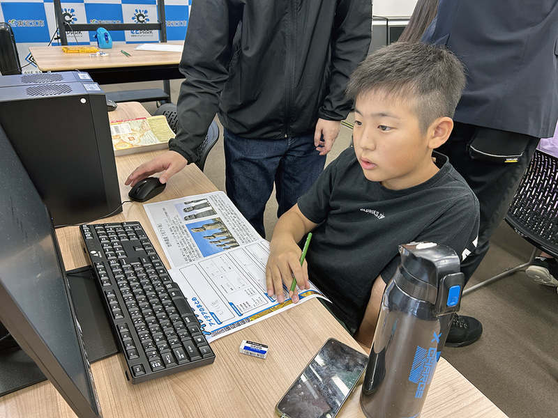 設計図を元に建築を進める子供たち