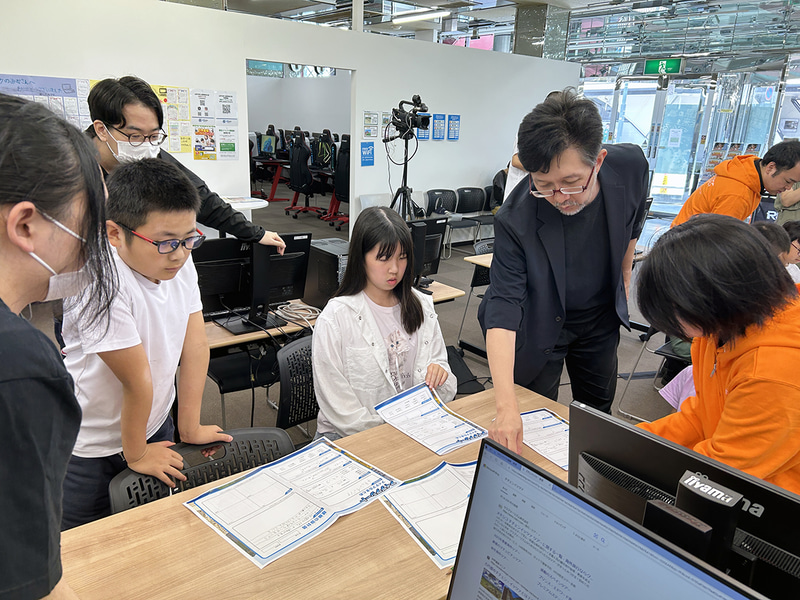 子供たちにアドバイスするタツナミ氏