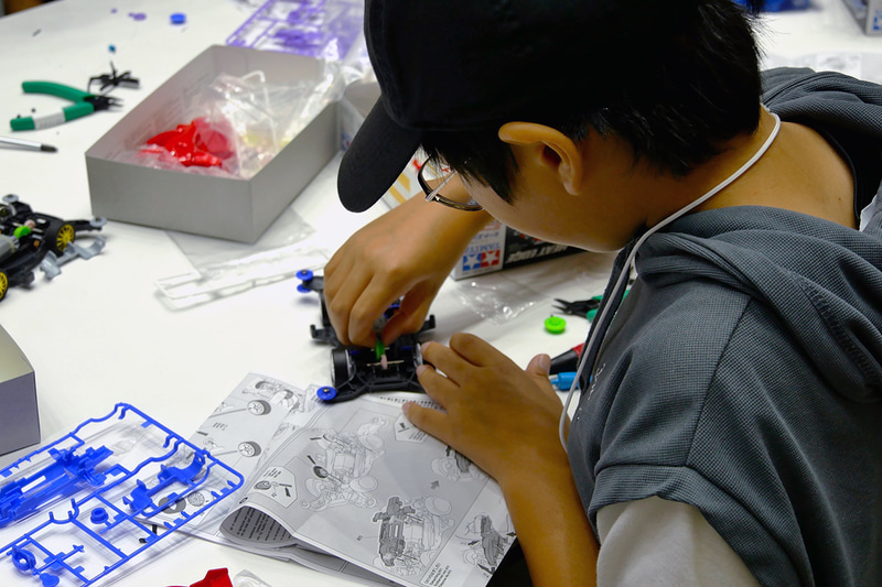 ミニ四駆を組み立てる様子