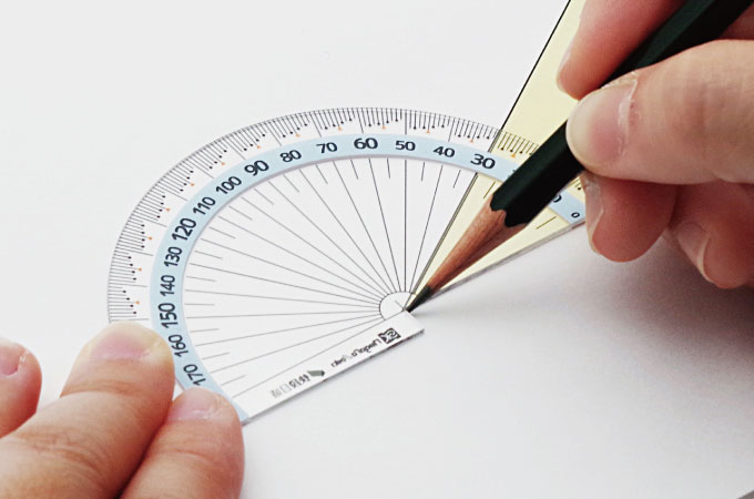 両面分度器は下部に設けた段差で、0°が合わせやすい