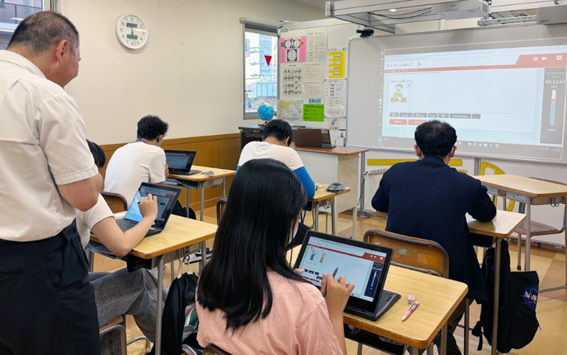 「すらら にほんご」を使った授業の様子