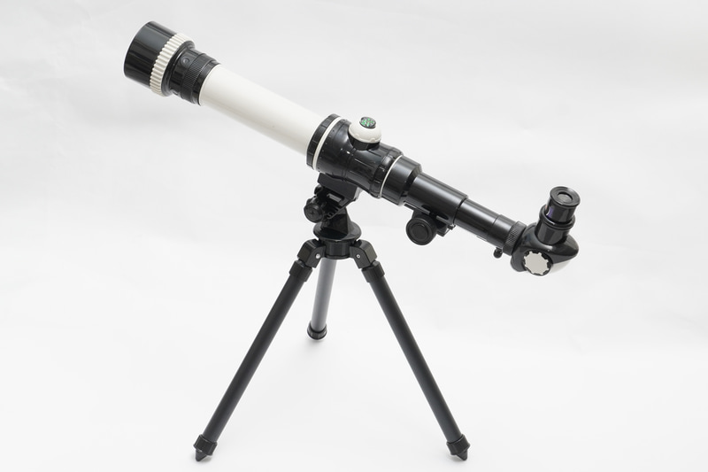 セットを組み立てた天体望遠鏡
