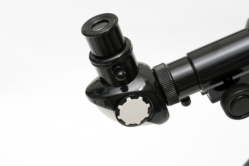 接眼レンズは天頂ミラーがついており、見やすくなっている