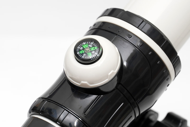 方位磁石があり、方角がわかる