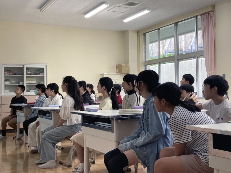 熱中症対策に耳を傾ける児童の様子
