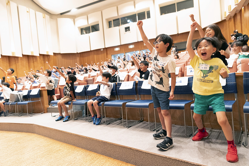 会場で盛り上がる子供たち