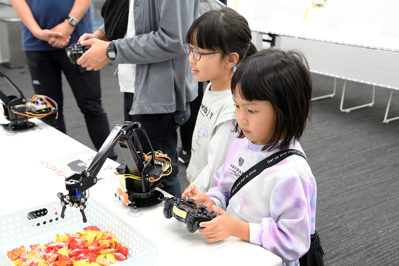 ロボットに触れる体験コーナーの様子
