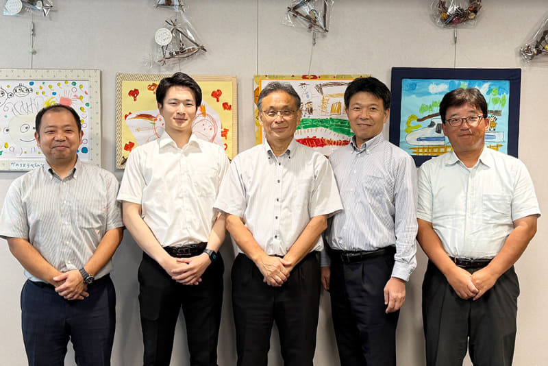 左より）岐阜市教育委員会 学校指導課 GIGAスクール推進室　磯川哲也氏、岐阜市立長良西小学校 情報主任 西尾柊也先生、教育長 水川和彦氏、 教育統括審議監 中田雅章氏、学校指導課 GIGAスクール推進室長 湯上真史氏