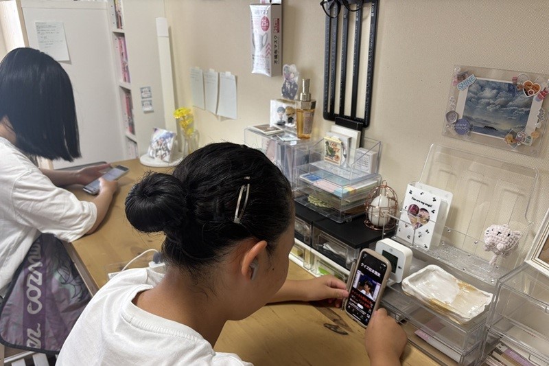 女子部屋／机に向かっていても学習している様子はない長女と二女