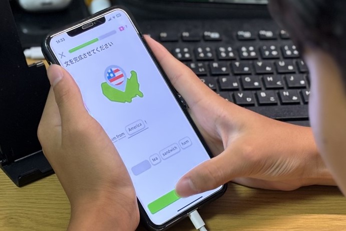 「Duolingo」で英文を作成する二男の様子