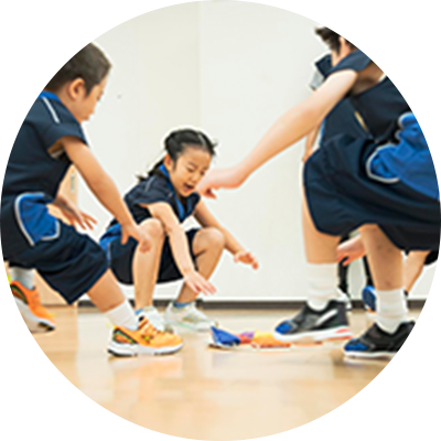 スポーツバイオメカニクスに基づいた300種類のプログラムで、正しい体の使い方を習得可能