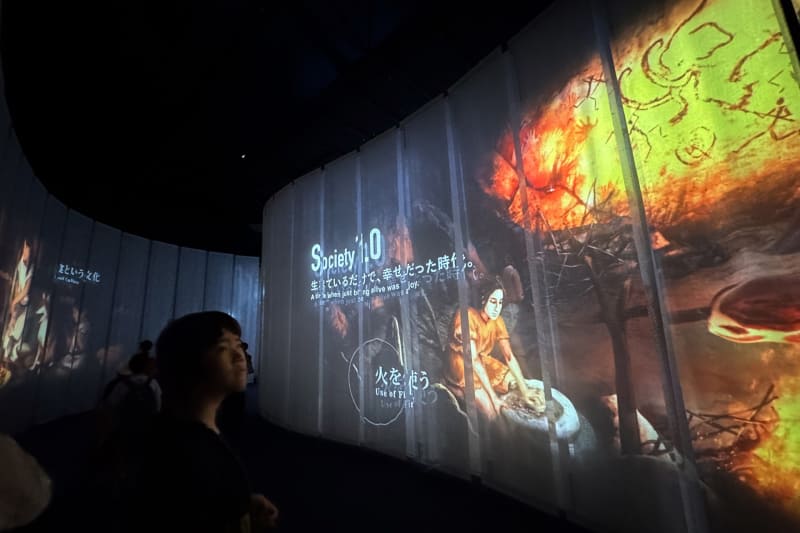 最初に現れるテーマ展示「40億年・幸せの旅」。巨大なスクリーンに映像が映し出される