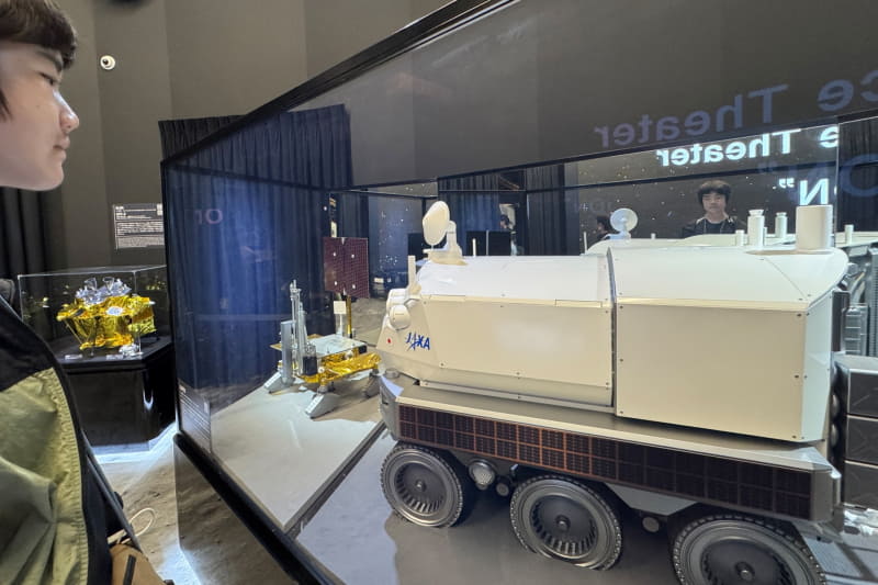 JAXA展示ブースでは有人与圧ローバーやSLIMの模型展示も