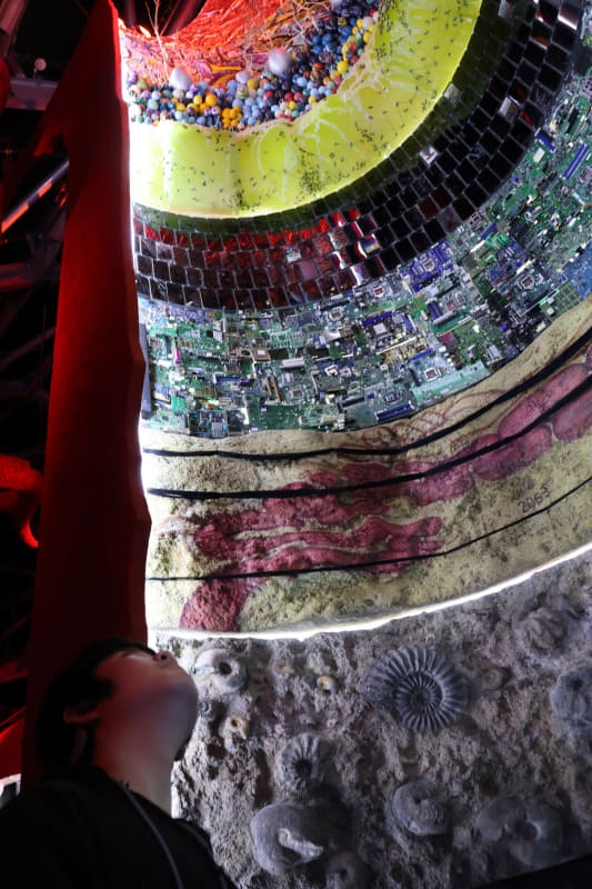 パビリオンに入ってすぐに表れる「生命進化の樹」は大迫力