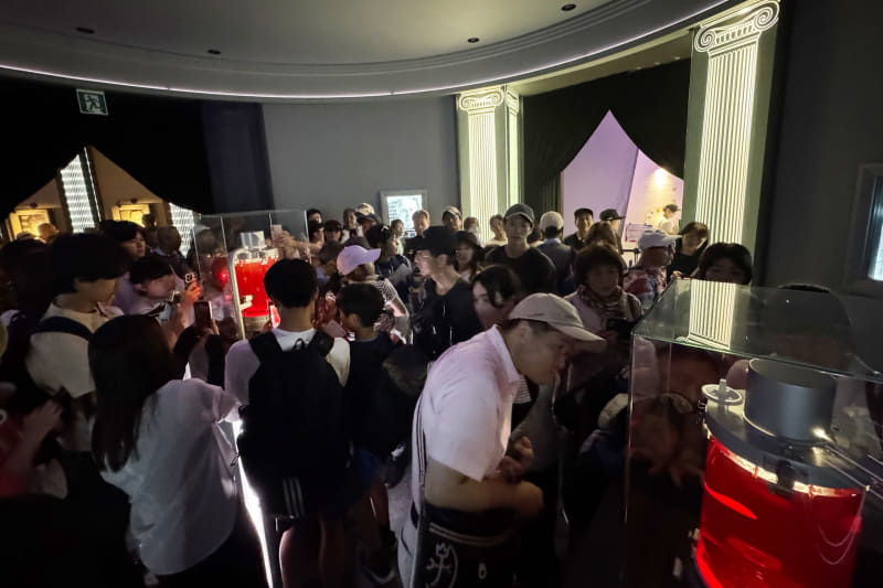 iPS心臓やiPS心筋シートの周りは大混雑だけど、目の前でしっかり観察できる