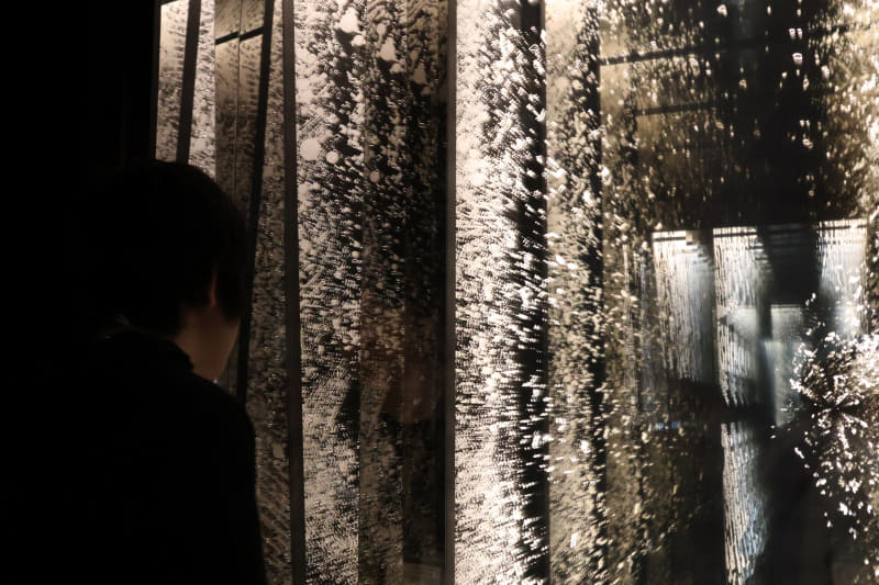 積層ガラスのアート作品が並ぶ幻想的な森の小路には、良い香りもただよう