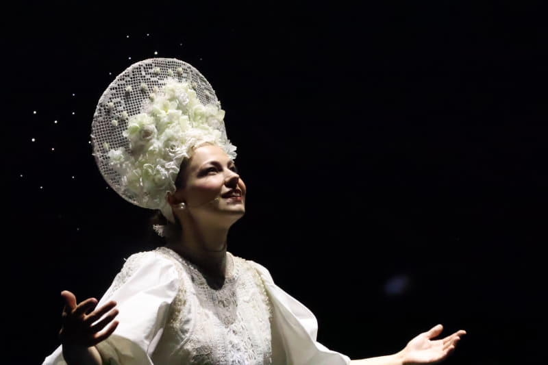 幻想的なハンガリー民謡が歌い上げられる