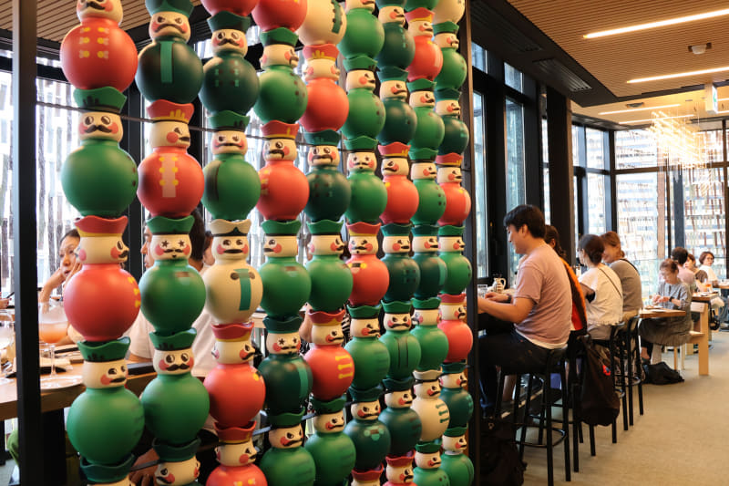 パビリオン2階は人気のハンガリーレストラン「<strong class="em-01 color black"><a href="https://expo2025.hu/ja/%e3%80%8c%e3%83%9f%e3%82%b7%e3%83%a5%e3%82%ab%e3%80%8d%e3%82%ad%e3%83%83%e3%83%81%e3%83%b3%ef%bc%86%e3%83%90%e3%83%bc/">MISKA（ミシュカ）</a></strong>」