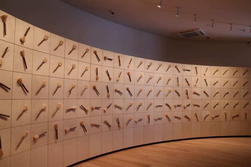 「オーラ」というタイトルの楽器の作品。人が近づくとポーランドの伝統のリズムでほうきのようなパーツが動く