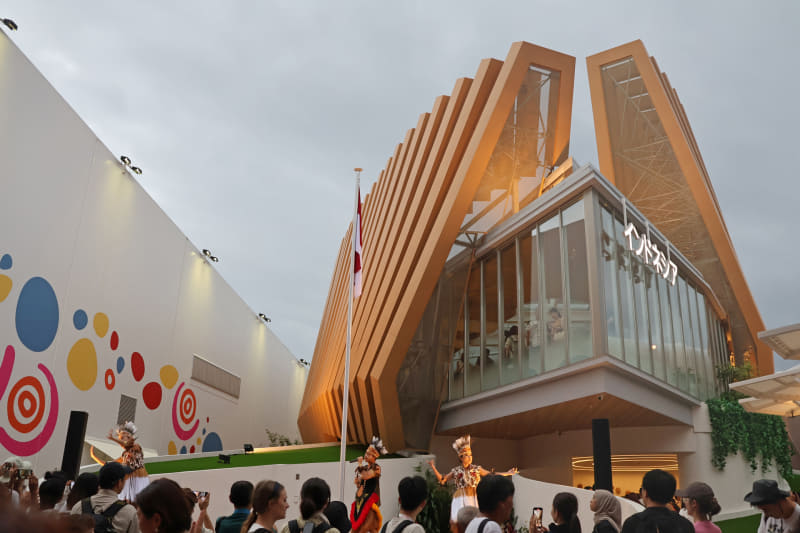 パビリオン全体は船の形になっている「インドネシアパビリオン」。待ち時間には屋外ステージのショーも鑑賞できる