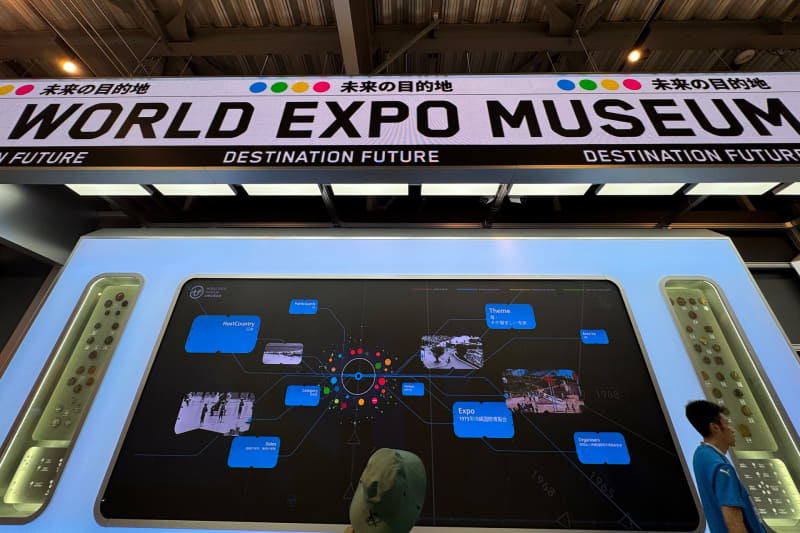 「万博博物館」では過去の万博の資料が参照可能。両側には歴代の記念メダルも