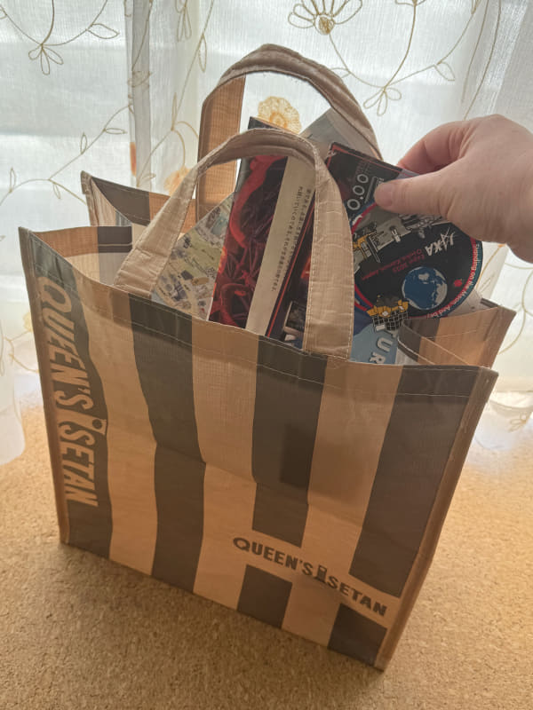 【あると便利！エコバック】現地では紙資料を受け取る機会が多い。A4サイズが入る軽くて自立する防水エコバックが便利