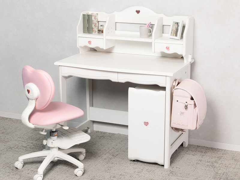 株式会社イトーキが、学習机シリーズ「jewelcute（ジュエルキュート）」より、収納スタイルが選べる新タイプ2種を2025年7月23日に発売