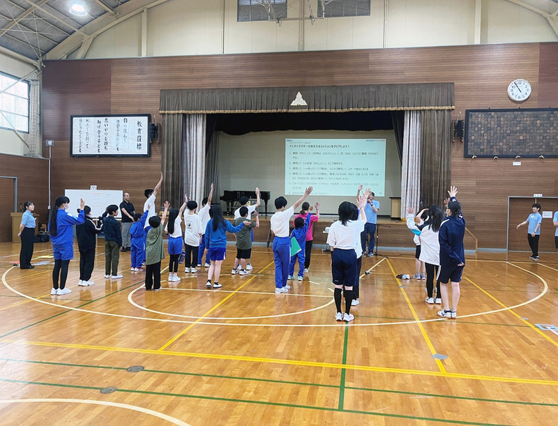 粟島浦村立粟島浦小学校・粟島浦中学校（新潟県）で行われたドローン体験授業の様子