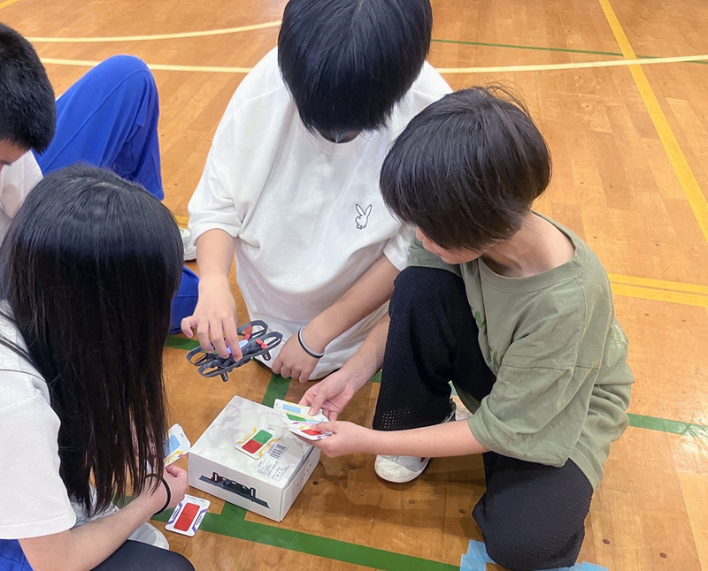 課題に取り組む児童生徒