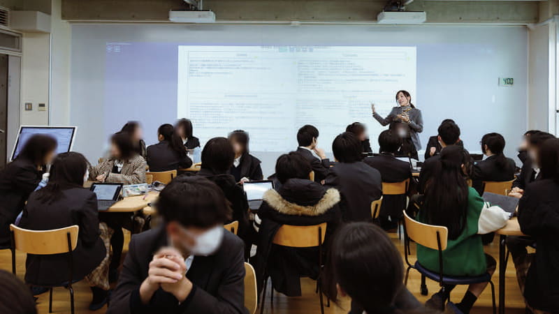 DXルーム。壁一面に投写できる超短焦点プロジェクターを2台設置