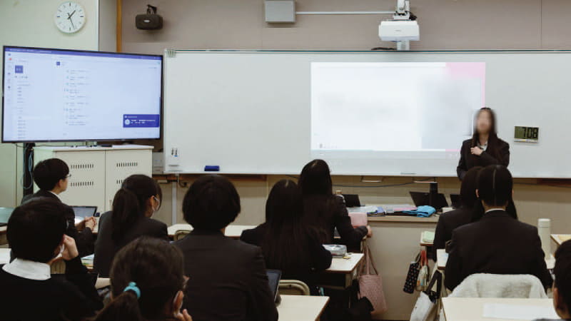 プロジェクター型電子黒板に「Canva」の画面を投影し、サブモニターにはコメントを表示