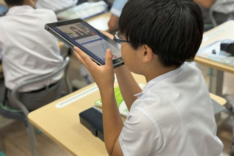 黙々と英会話に集中する児童もいれば、友達と楽しそうに教え合う姿も