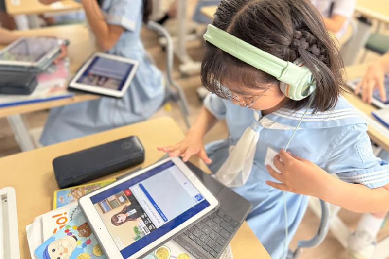 英語学習アプリ「ECC Study Assist」で生成AIと会話する宝仙学園小学校の5年生