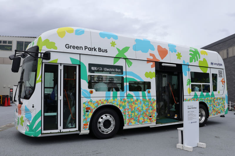 スマホの充電もできる休憩用ラウンジバス「Green Park Bus」