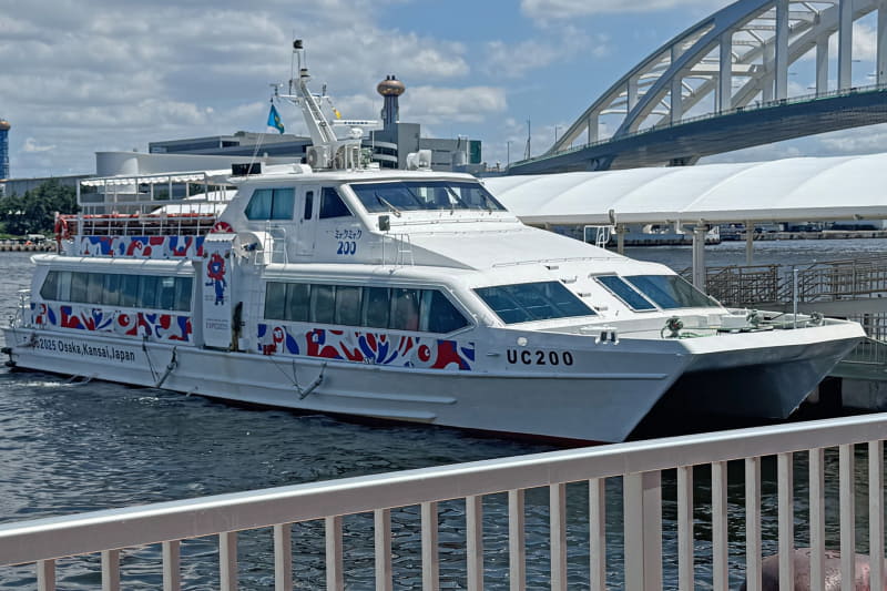 ラッピングがかわいい「ミャクミャク200（UC200）。約30分で夢洲浮桟橋（東）に到着