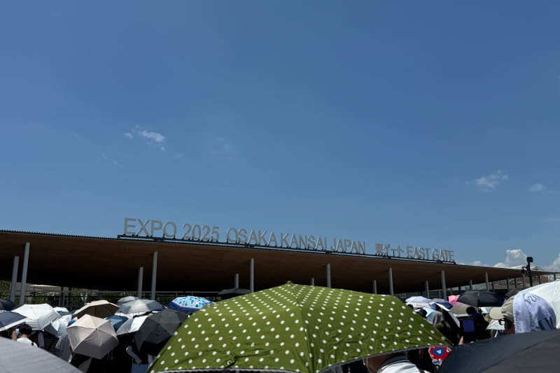 正午ごろの東ゲートの入場待ちの光景。ほとんどの人が日傘で入場待ち