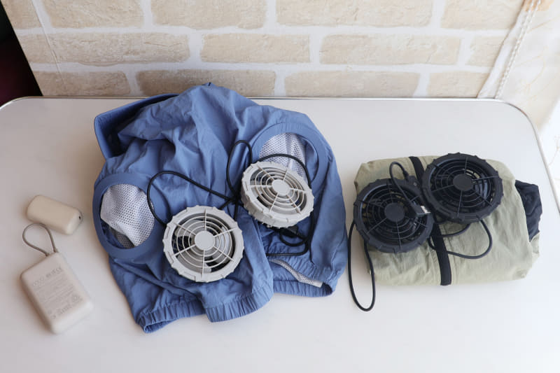 空調服は服＋ファン＋バッテリーがセット。ゲート前までは荷物として持参