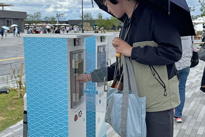 「<strong class="em-01 color black"><a href="https://www.expo2025.or.jp/wp/wp-content/uploads/water_map_0505jp.png">給水スポット</a></strong>」では水筒やペットボトルをセットすると自動的に水が出てくる